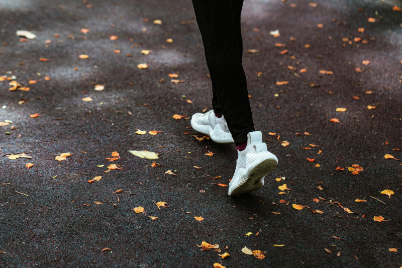 Gambe in movimento corsa. Immagine di copertina per l’articolo scientifico “Runner’s high: l’euforia del corridore” di Rosa Pellegrino.